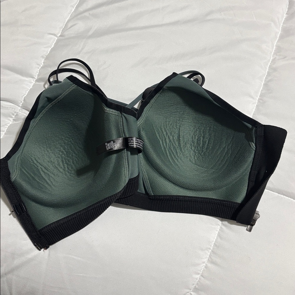Victoria's Secret Sport Knockout Front Zip Sport Bra
Blue and Green size 34D - Picture 6 of 7